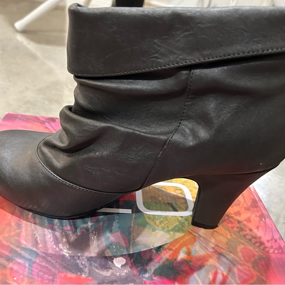 Grey booties with small heel - Picture 2 of 3